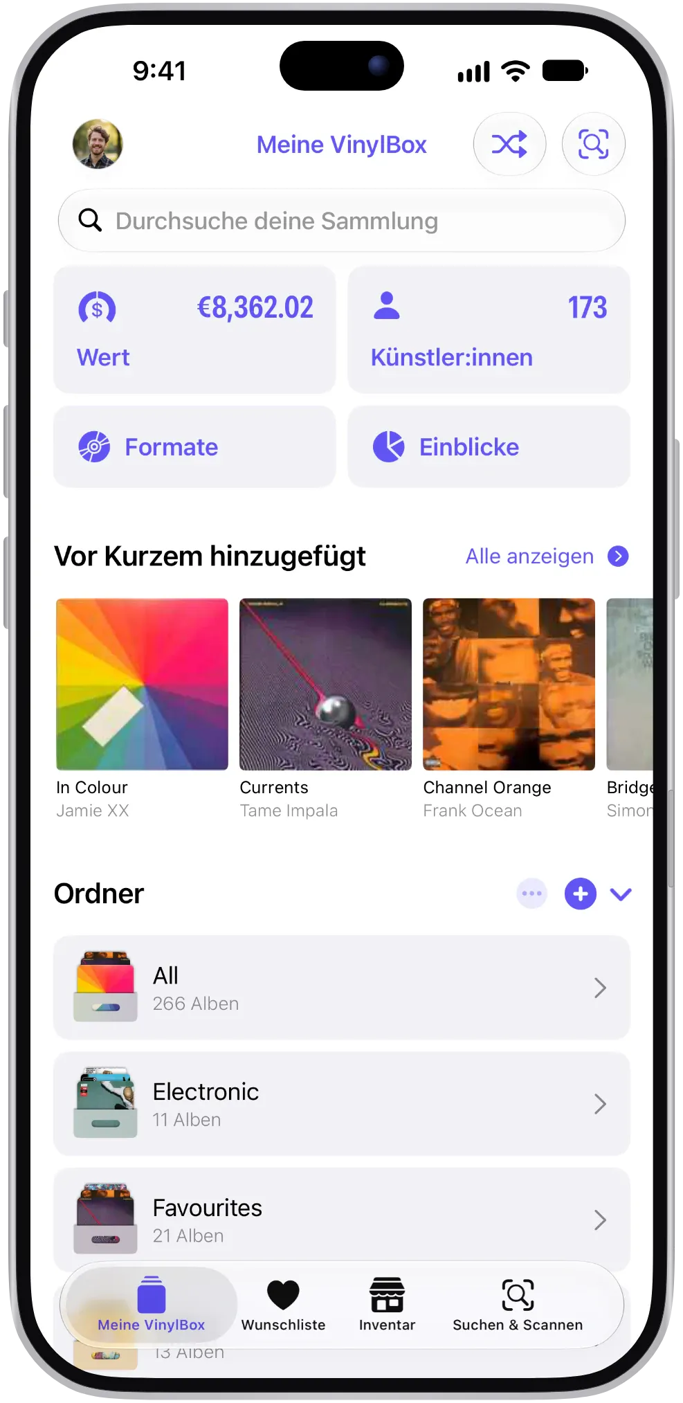 „Meine VinylBox“ auf dem iPhone: ein Feld „Durchsuche deine Sammlung“, die Karten „Wert“ und „Künstler:innen“, die Tasten „Formate“ und „Einblicke“, eine Reihe „Vor Kurzem hinzugefügt“ mit Albumcovern und der Anfang der Liste „Ordner“