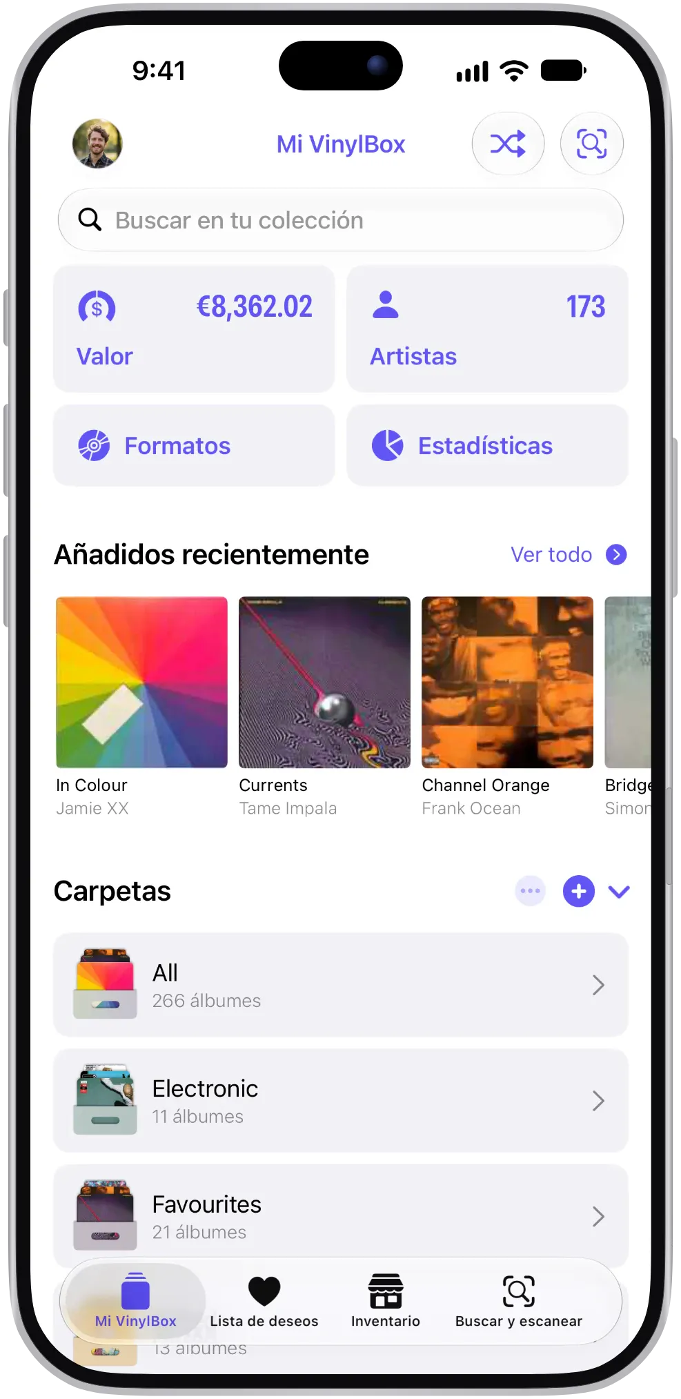 “Mi VinylBox” en el iPhone: un campo “Buscar en tu colección”, las tarjetas “Valor” y “Artistas”, los botones “Formatos” y “Estadísticas”, una fila “Añadidos recientemente” con portadas de álbumes y el comienzo de la lista “Carpetas”